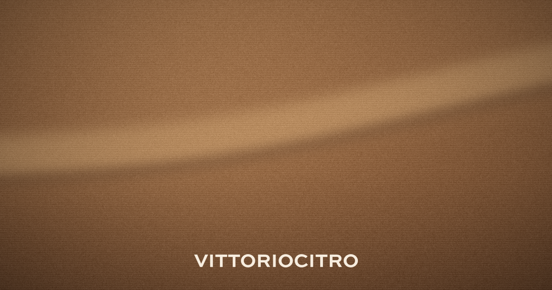 Camoscio: la texture che comanda l'autunno 2026 (e come portarlo senza rovinarlo)