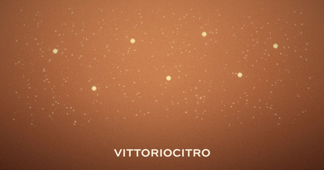 Cosa comprare ai saldi estivi: copertina astratta con pulviscolo e sette punti d'oro su fondo albicocca