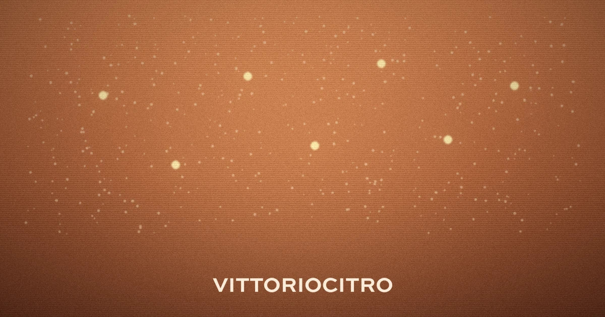 Cosa comprare ai saldi estivi: copertina astratta con pulviscolo e sette punti d'oro su fondo albicocca