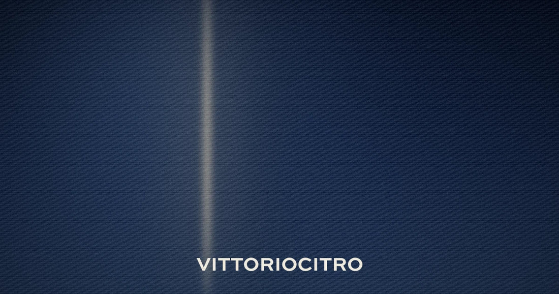 Trama di denim indaco con la piega di luce di un pantalone — guida ai pantaloni e ai jeans dell'autunno-inverno 2026-2027