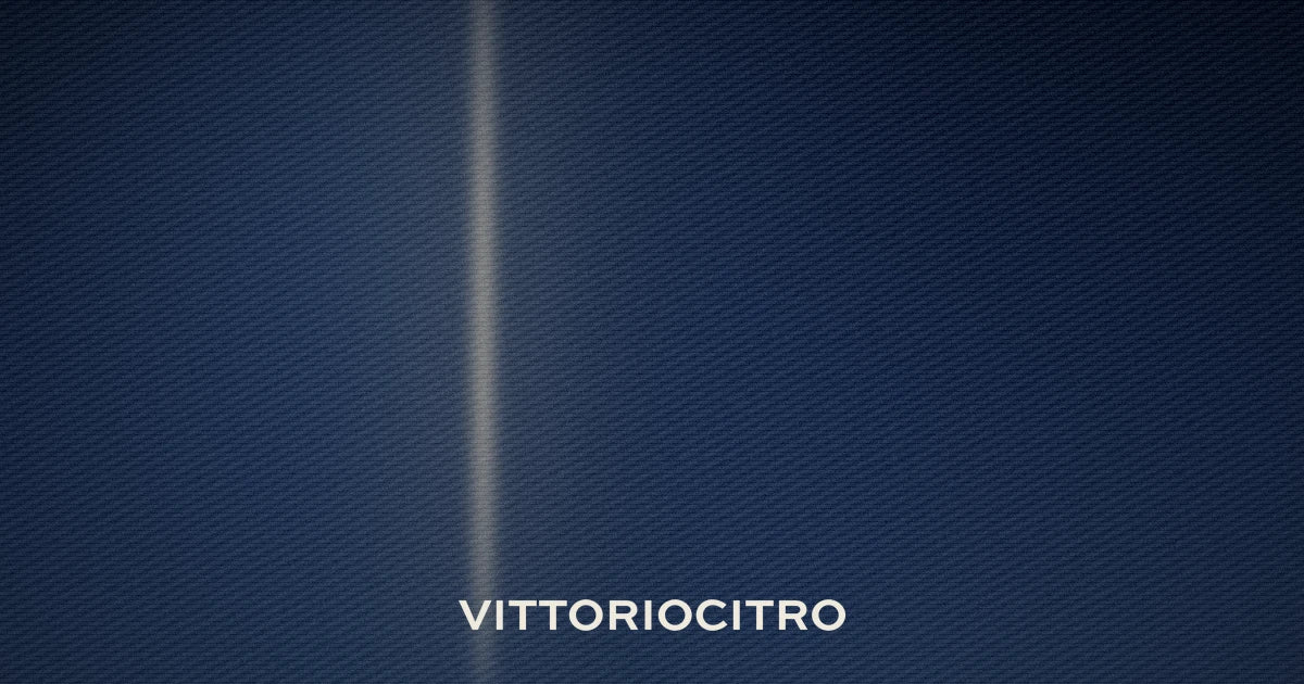 Trama di denim indaco con la piega di luce di un pantalone — guida ai pantaloni e ai jeans dell'autunno-inverno 2026-2027