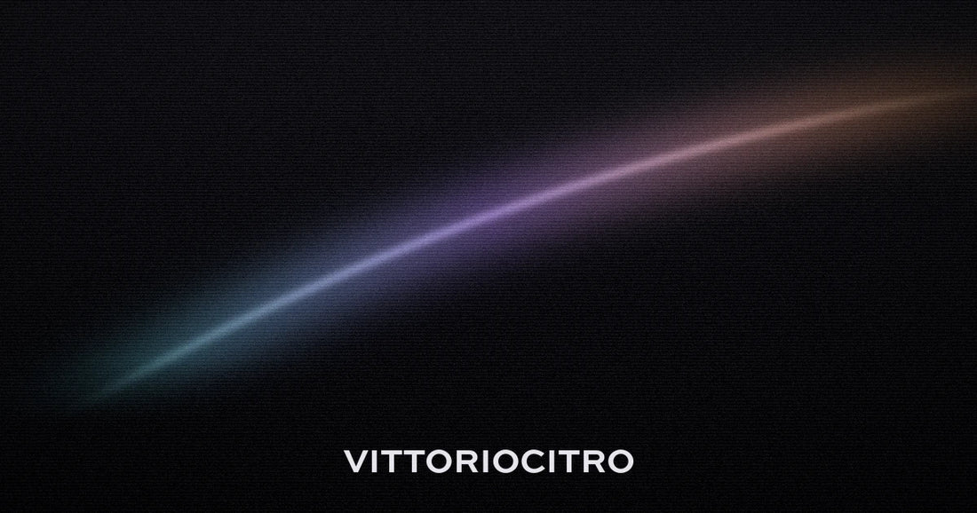 Piumini autunno-inverno 2026-2027: copertina astratta con un riflesso cangiante su fondo nero