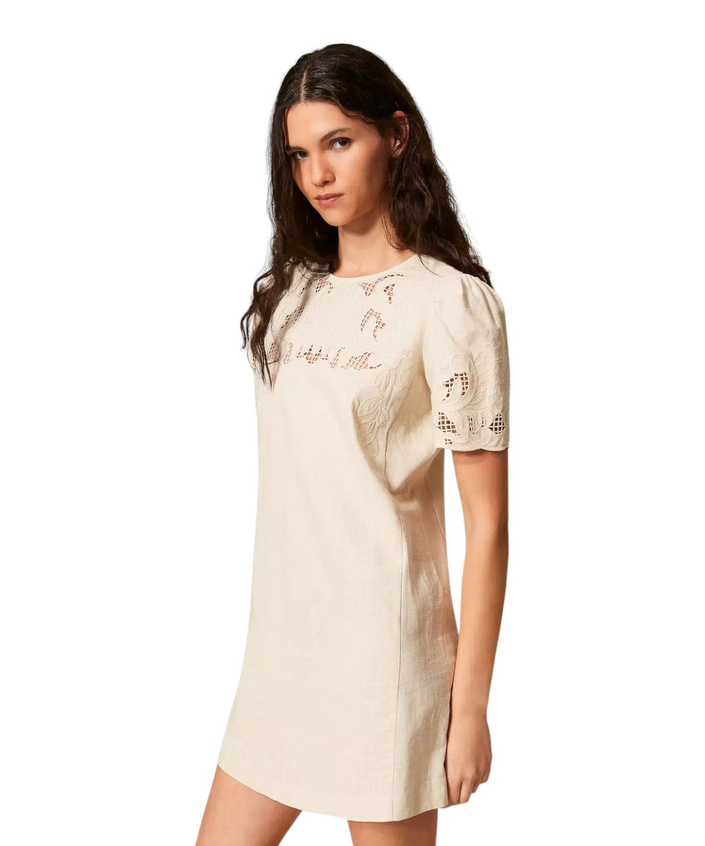 Robe courte en mélange de lin avec broderie élégante