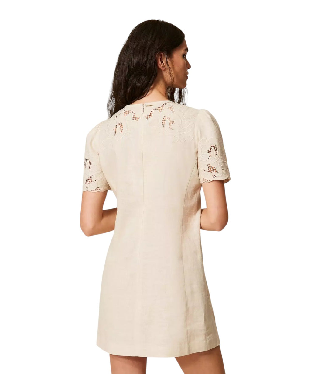 Robe courte en mélange de lin avec broderie élégante