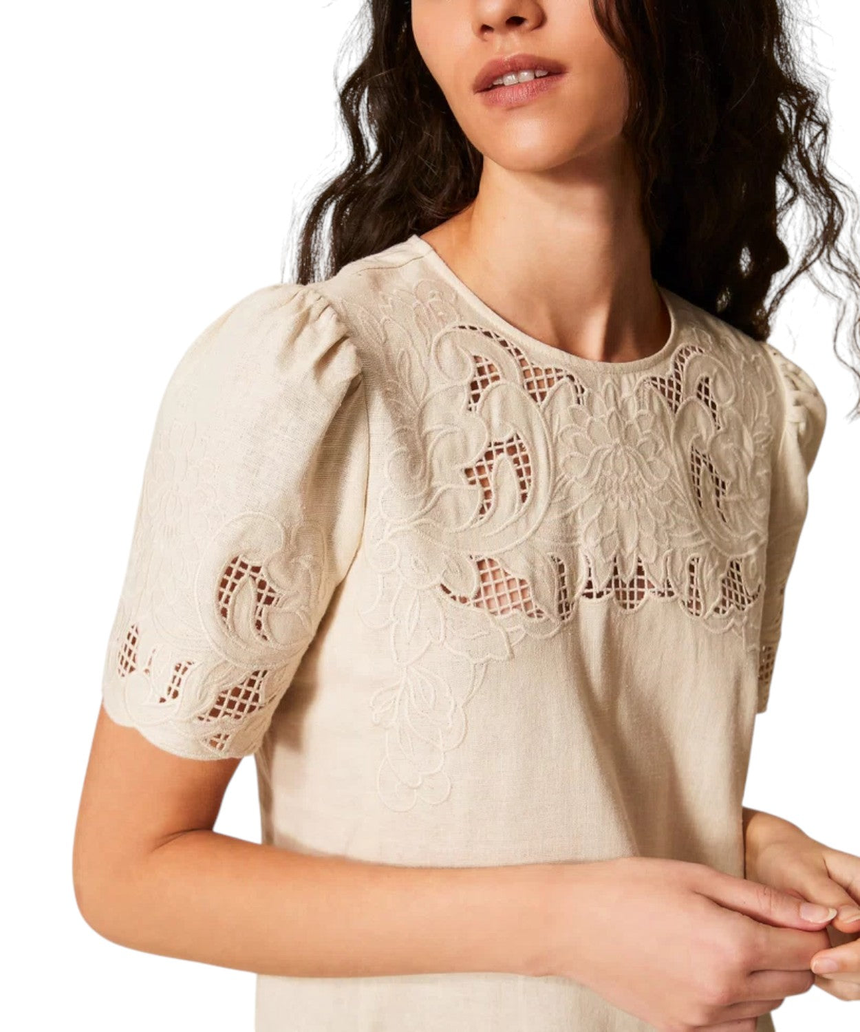 Robe courte en mélange de lin avec broderie élégante