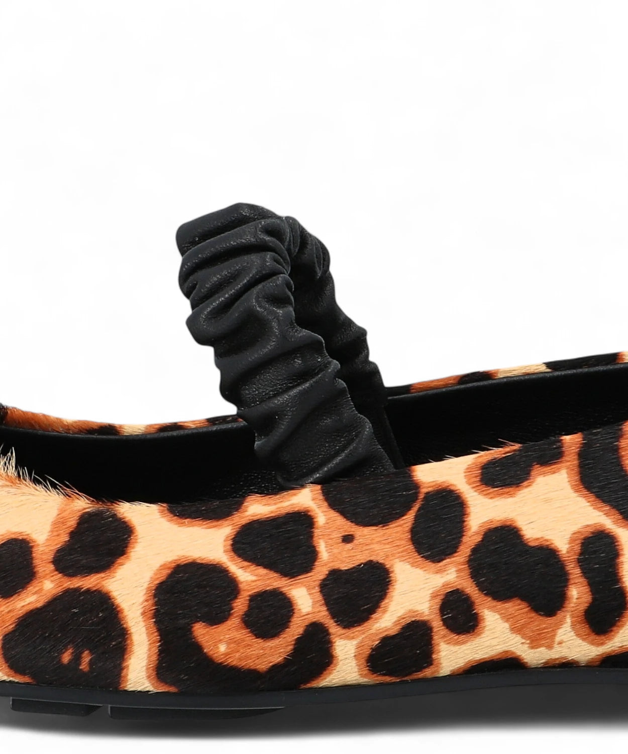 Dettaglio del cinturino elastico nero arricciato sulla ballerina Baer Stra in cavallino leopardato, stile audace e confortevole.