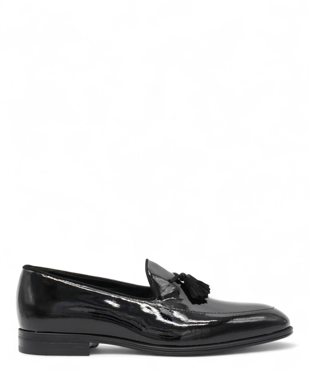 Corvari Mocassins en cuir verni avec pompons
