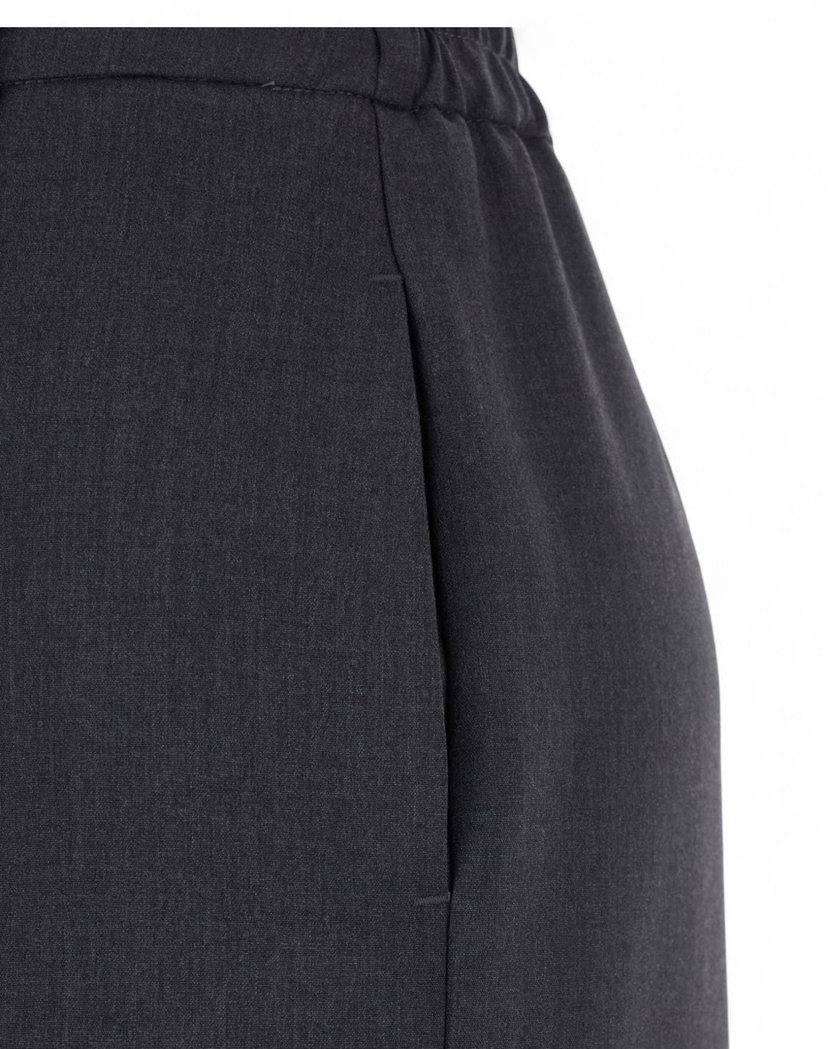 Dettaglio laterale della Gonna a Doppia Set Twinset in tessuto scuro, con cuciture precise e linea fluida. Perfetta per look eleganti e moderni.