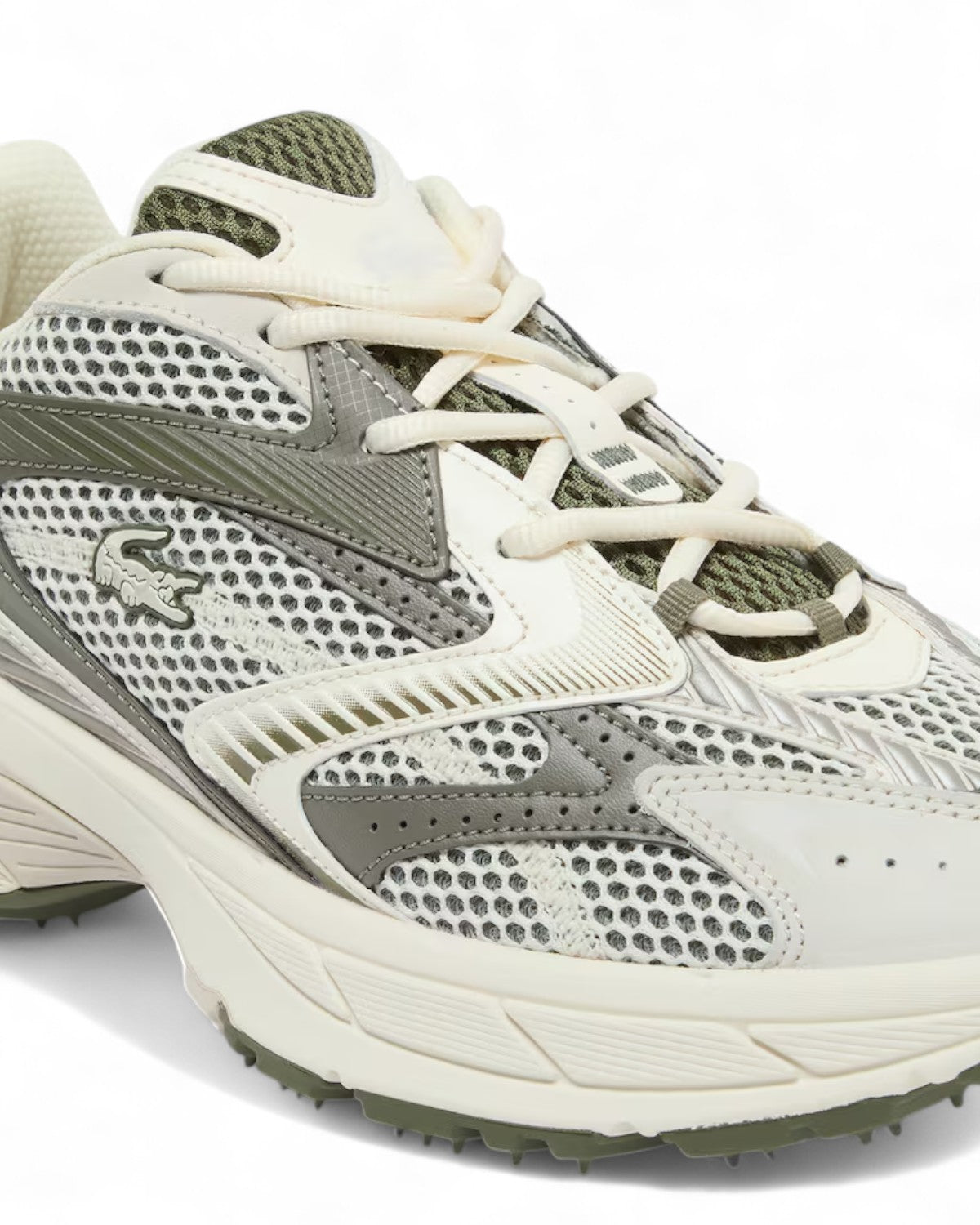 Dettaglio frontale delle sneakers Lacoste L003 Neo Shot, tomaia in mesh traspirante e inserti in nabuk con logo coccodrillo.