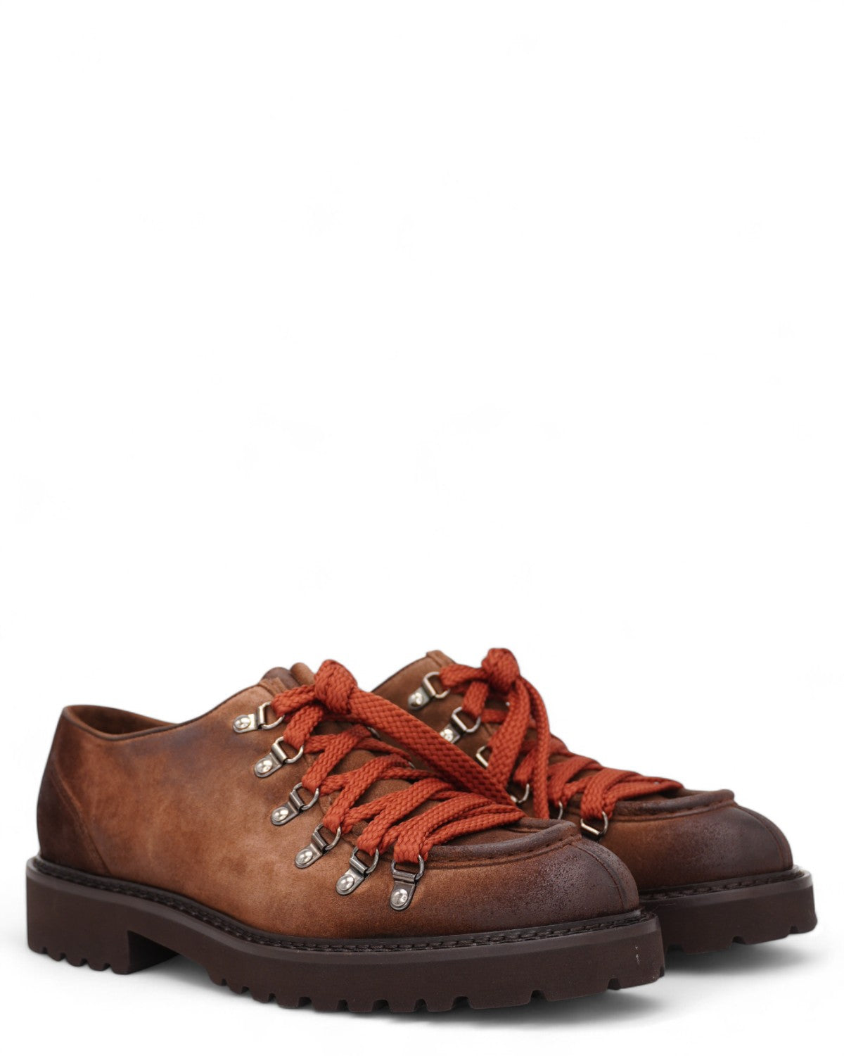 Scarpe stringate Visone in camoscio marrone con suola carrarmato e lacci rossi, design robusto e dettagli metallici per stile outdoor elegante.