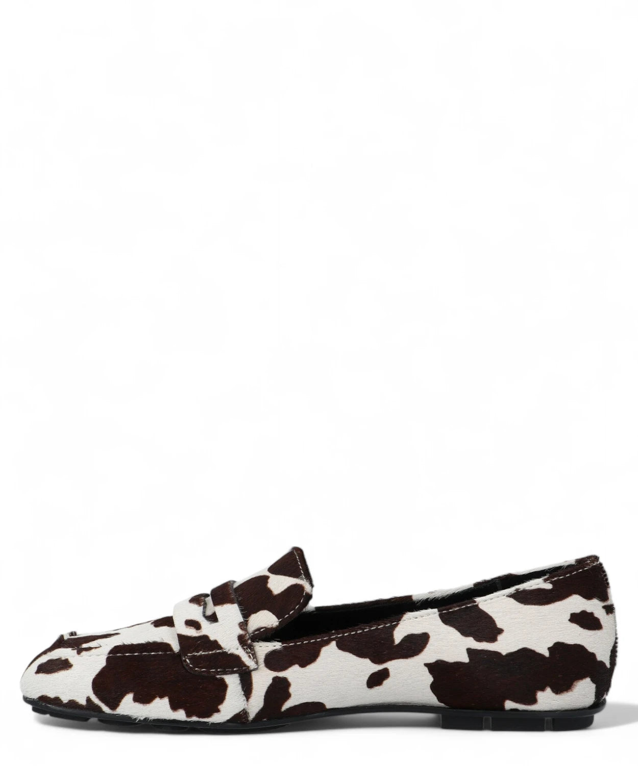 Vista laterale destra del mocassino Baer Lof in cavallino, stampa mucca e cuciture a vista per un tocco artigianale.