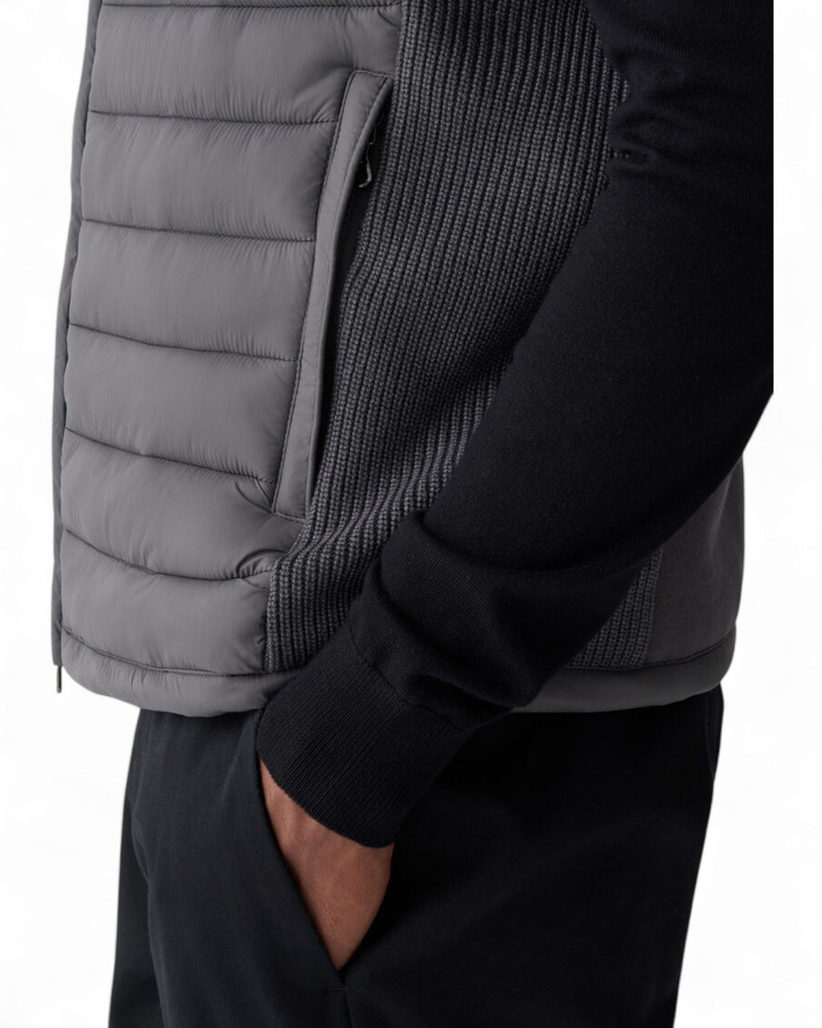 Dettaglio tasca laterale con zip del gilet uomo trapuntato con inserti in maglia a costine, tessuto caldo e lavorazione di qualità.