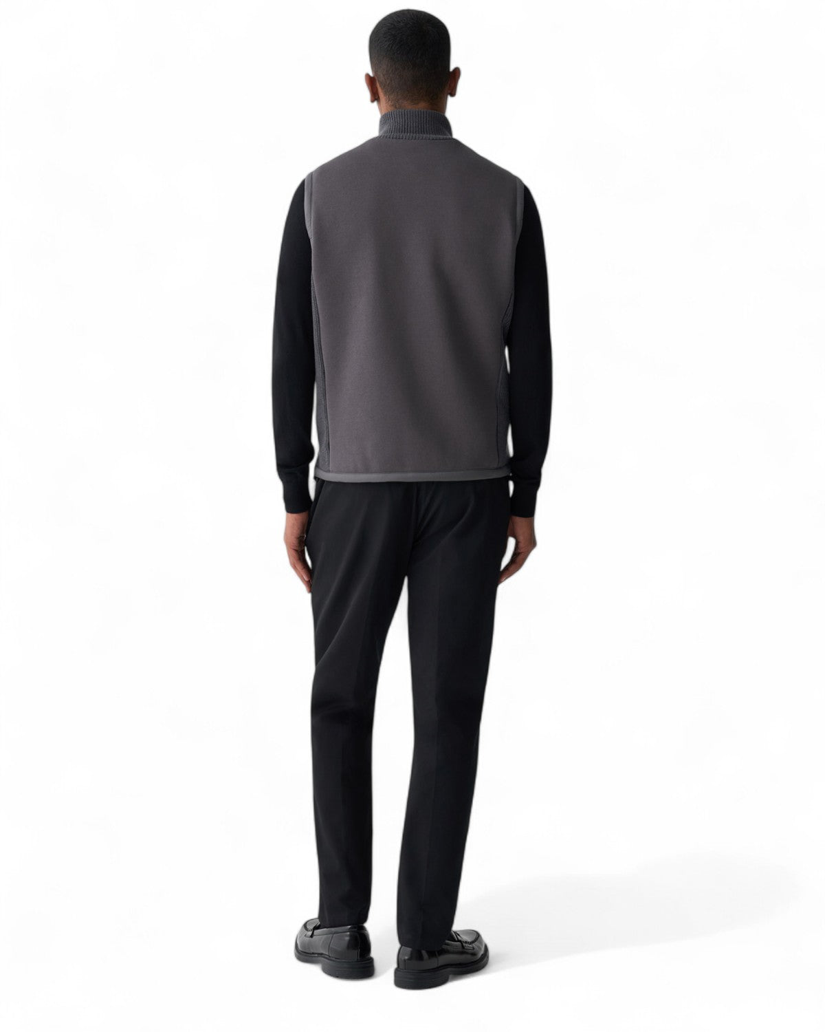 Vista posteriore del gilet uomo trapuntato con retro in felpa e inserti laterali in maglia a costine, perfetto per un outfit casual invernale.