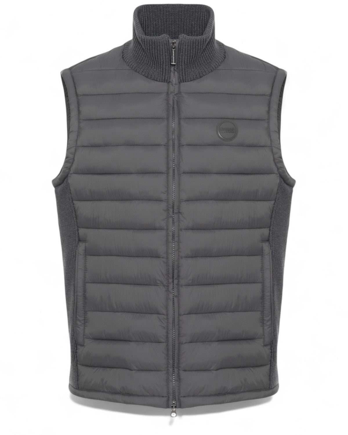 Gilet uomo trapuntato grigio con inserti in maglia a costine e zip frontale, ideale per l'inverno. Collo alto e logo discreto sul petto.