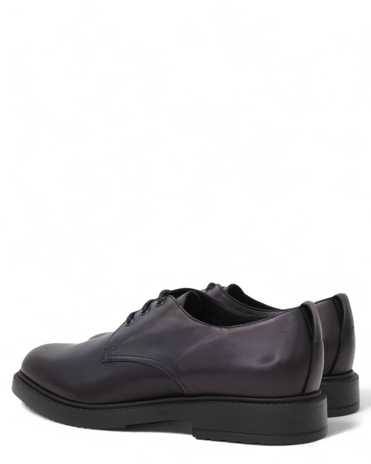 Stringata Derby Pelle Uomo - Classico e Confortevole in pelle nappata, vista posteriore con dettagli curati e finitura lucida, stile raffinato Made in Italy.