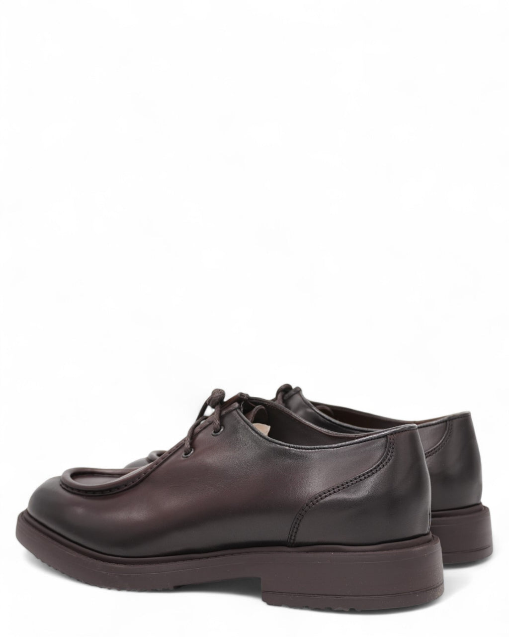 Stringata Derby Pelle Doucal’s Eleganza Italiana, retro scarpa in pelle marrone con cuciture a vista e suola robusta. Modello stringato uomo inverno.