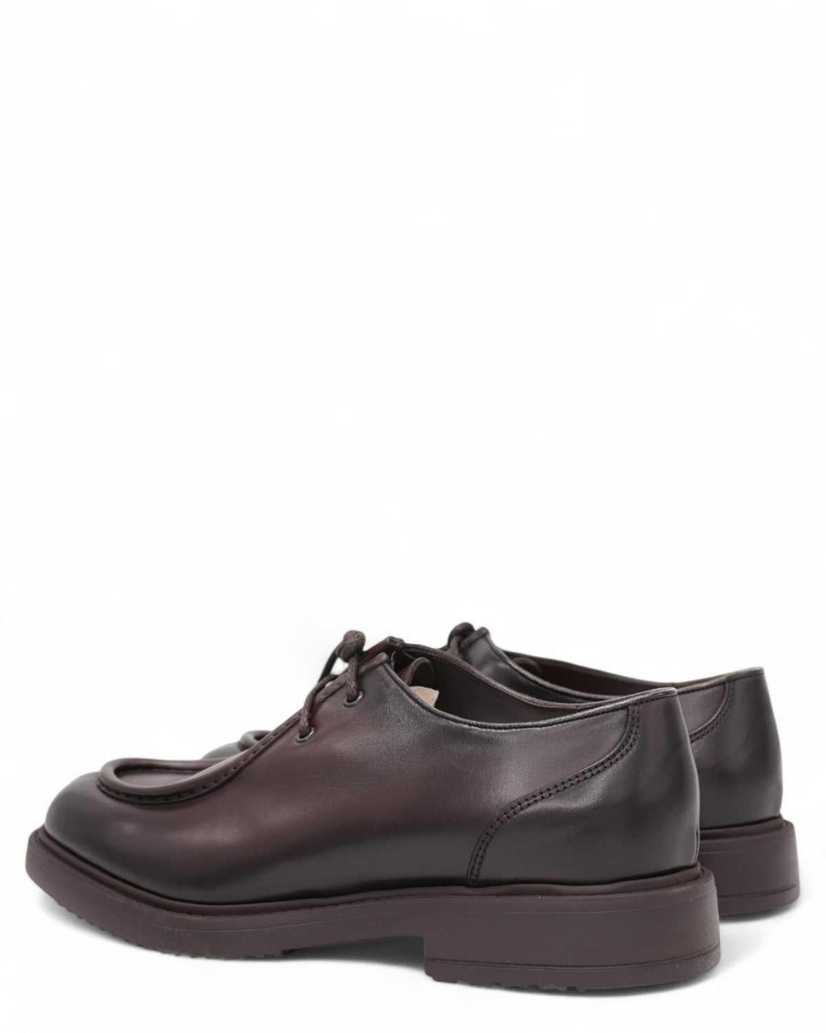 Stringata Derby Pelle Doucal’s Eleganza Italiana, retro scarpa in pelle marrone con cuciture a vista e suola robusta. Modello stringato uomo inverno.