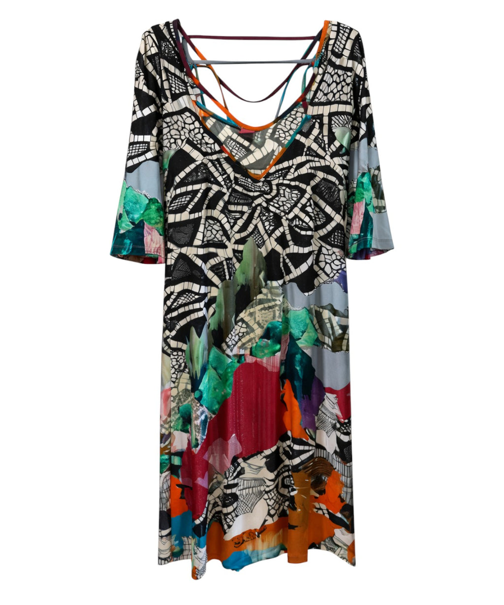 Robe asymétrique avec décolleté tressé et motif