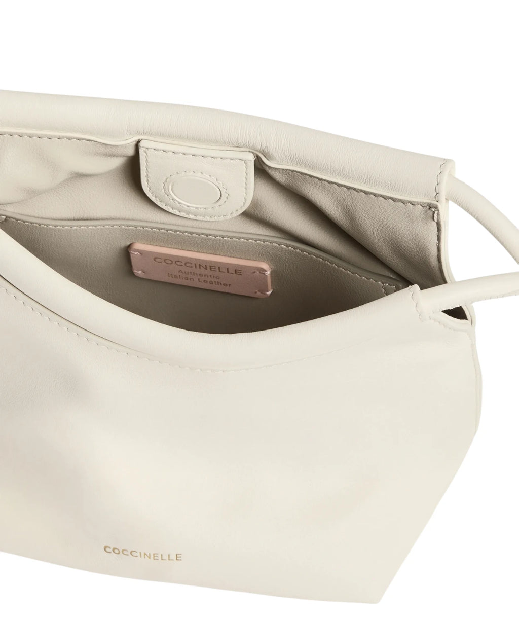 Coccinelle Finn Pouch Small en cuir lisse avec fermeture magnétique
