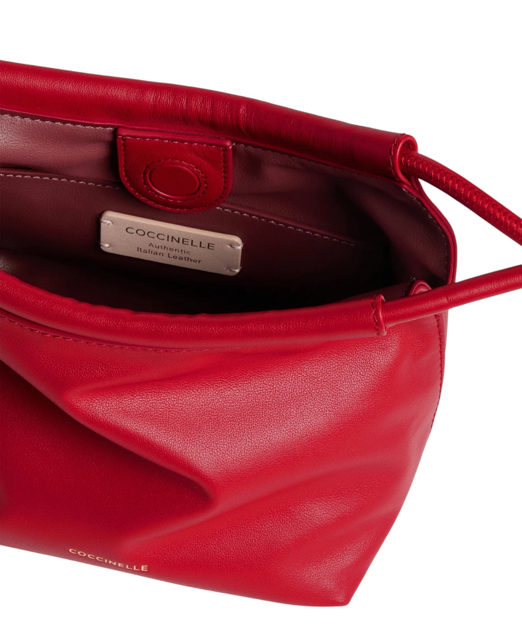 Coccinelle Finn Pouch Small en cuir avec fermeture magnétique