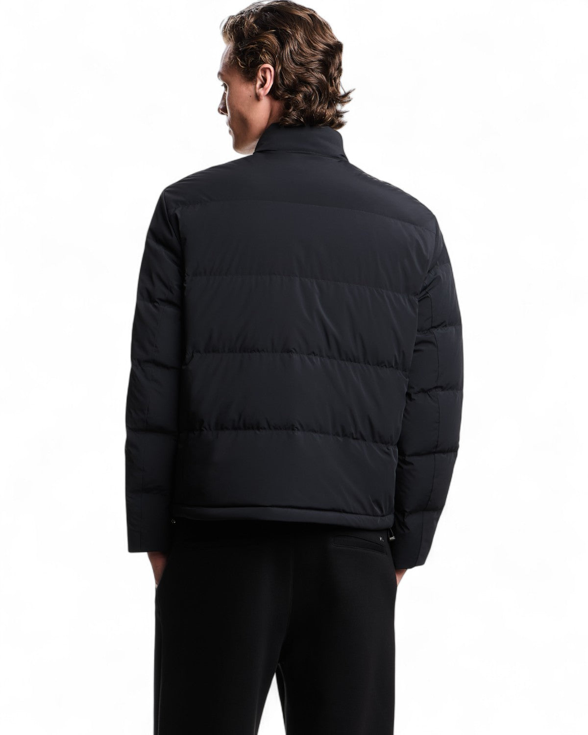 Retro del piumino trapuntato uomo in spandex nero, con cuciture orizzontali e taglio moderno per comfort e isolamento termico.