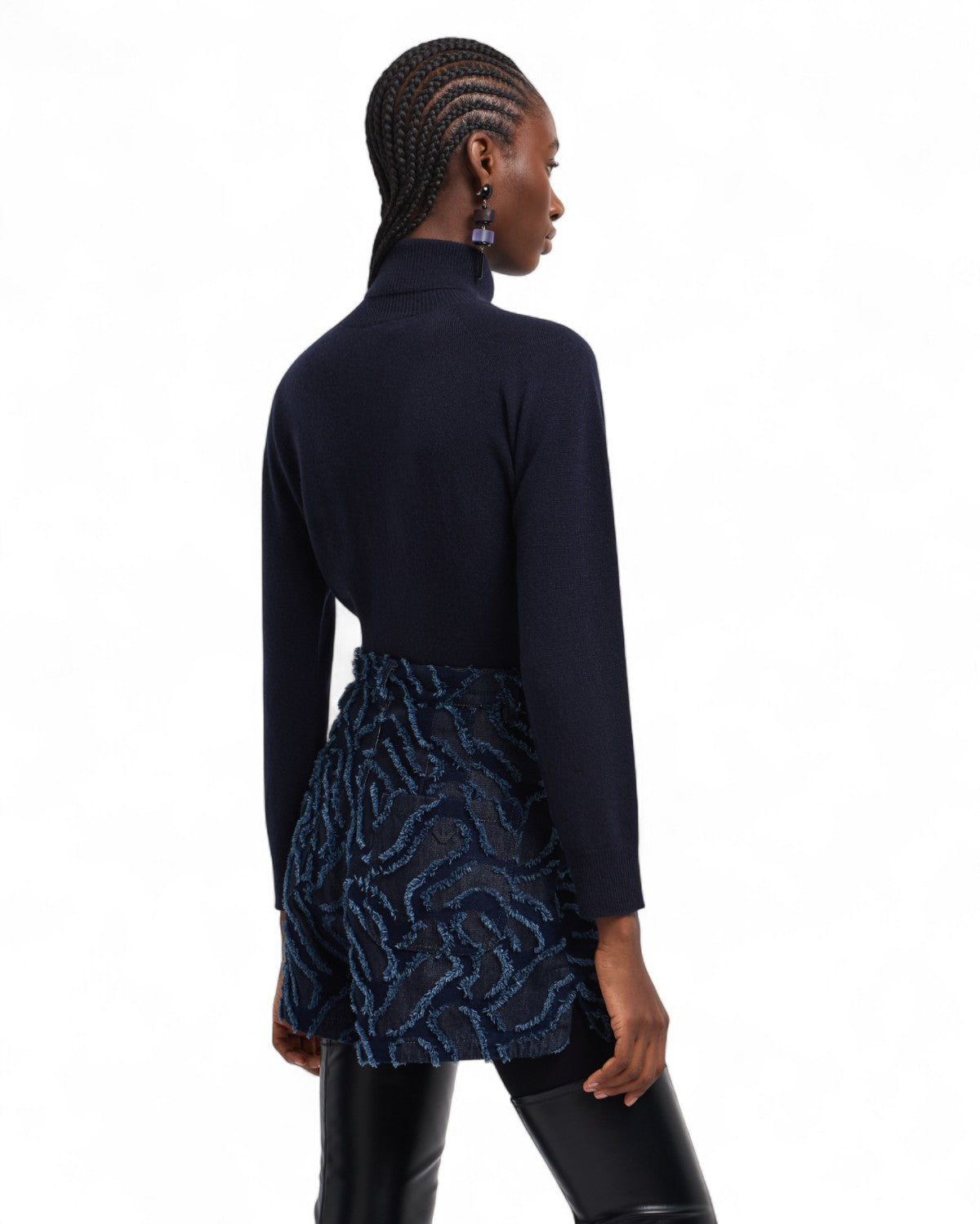 Shorts in denim jacquard con motivo a rilievo sfrangiato-Emporio Armani-Shorts-Vittorio Citro Boutique