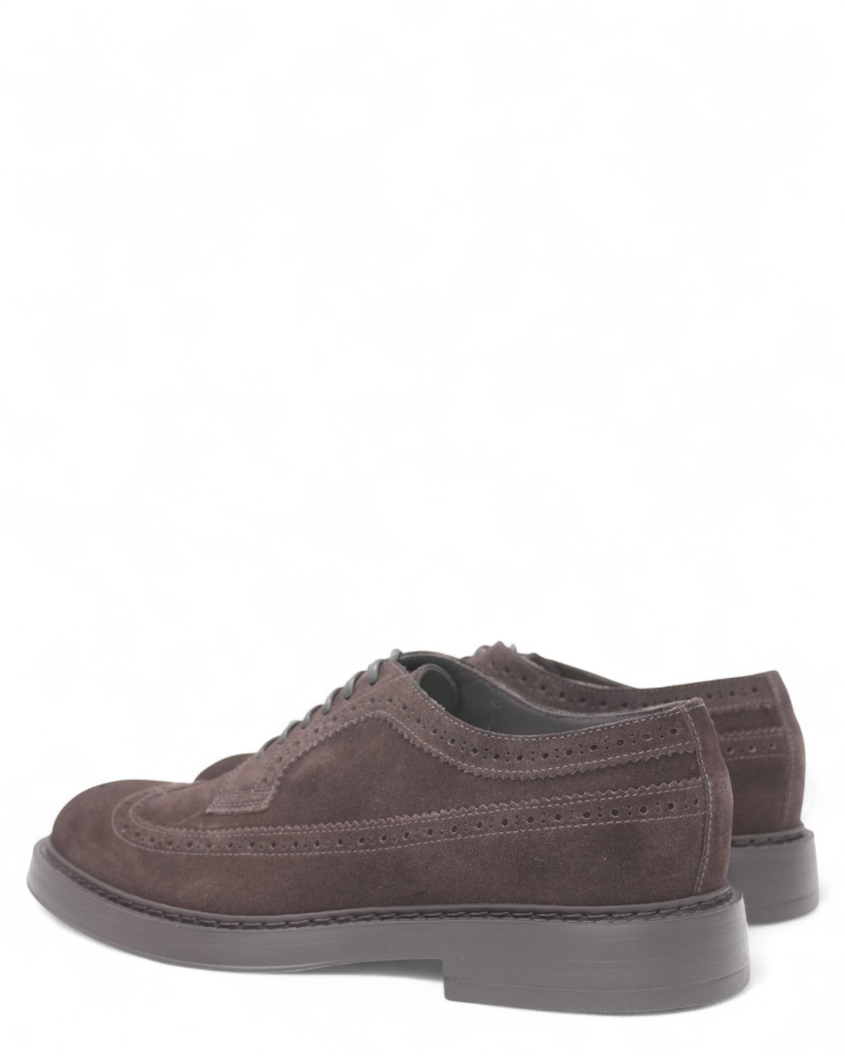 Dettaglio posteriore della Stringata Derby in camoscio marrone, con cuciture raffinate e suola robusta per comfort quotidiano.