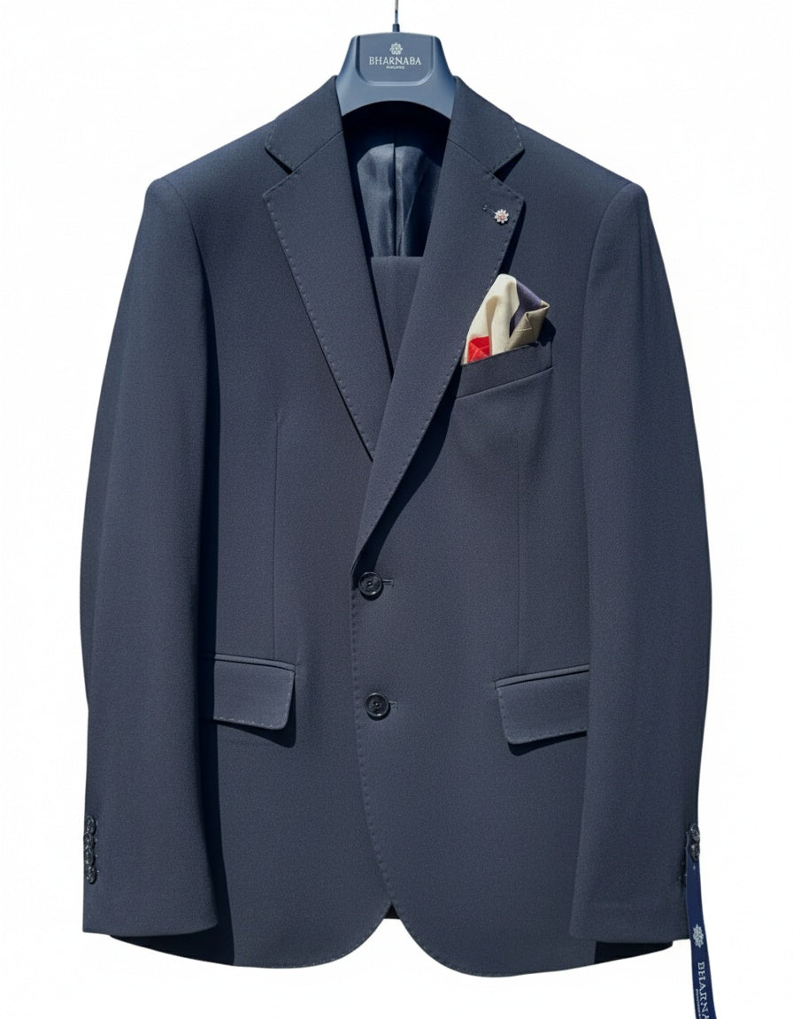 Abito Uomo Elegante Kobe vestibilità perfetta in tessuto blu, con fazzoletto da taschino e taglio sartoriale ideale per eventi e cerimonie.