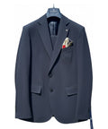 Abito Uomo Elegante Kobe vestibilità perfetta in tessuto blu, con fazzoletto da taschino e taglio sartoriale ideale per eventi e cerimonie.