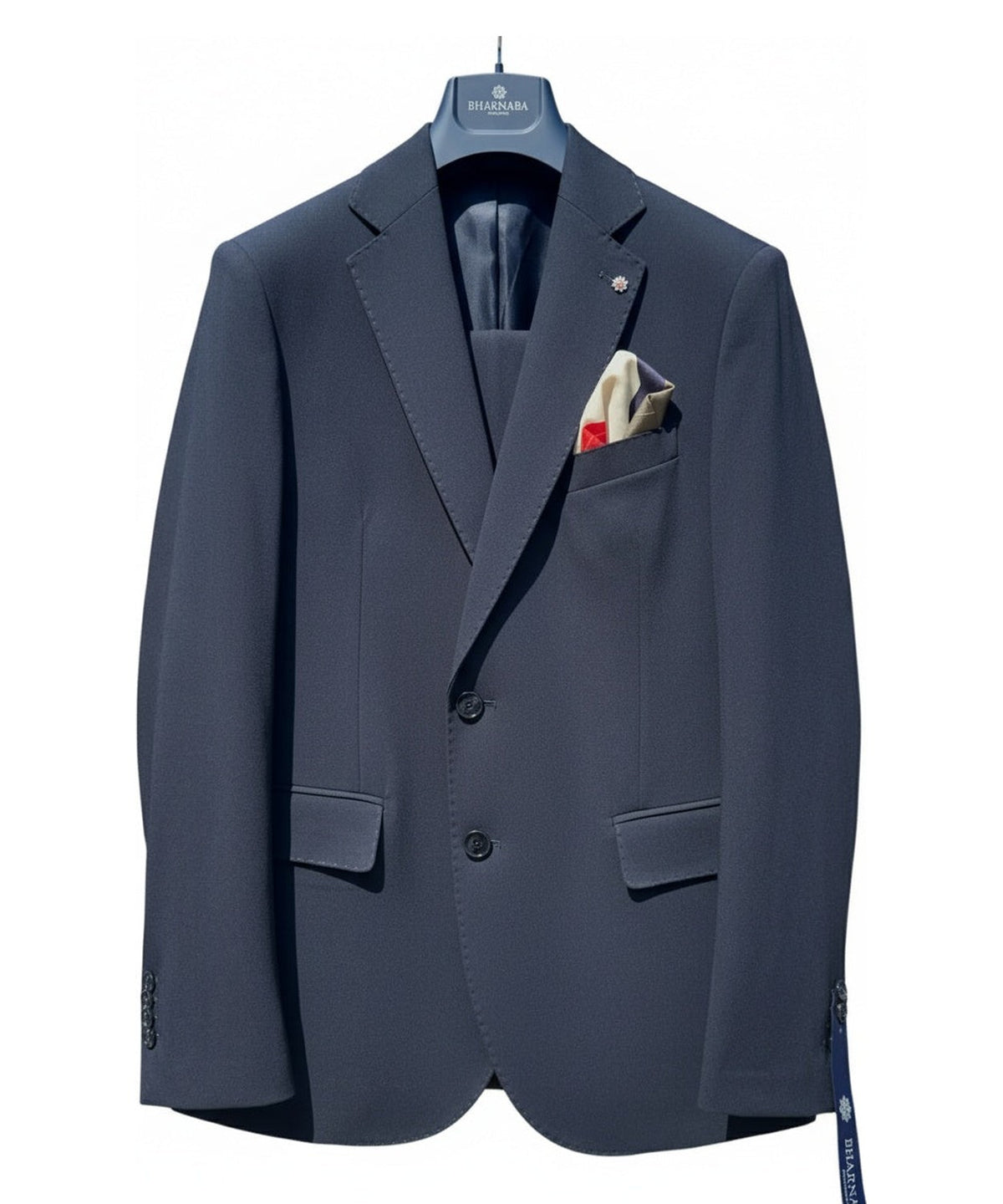 Abito Uomo Elegante Kobe vestibilità perfetta in tessuto blu, con fazzoletto da taschino e taglio sartoriale ideale per eventi e cerimonie.