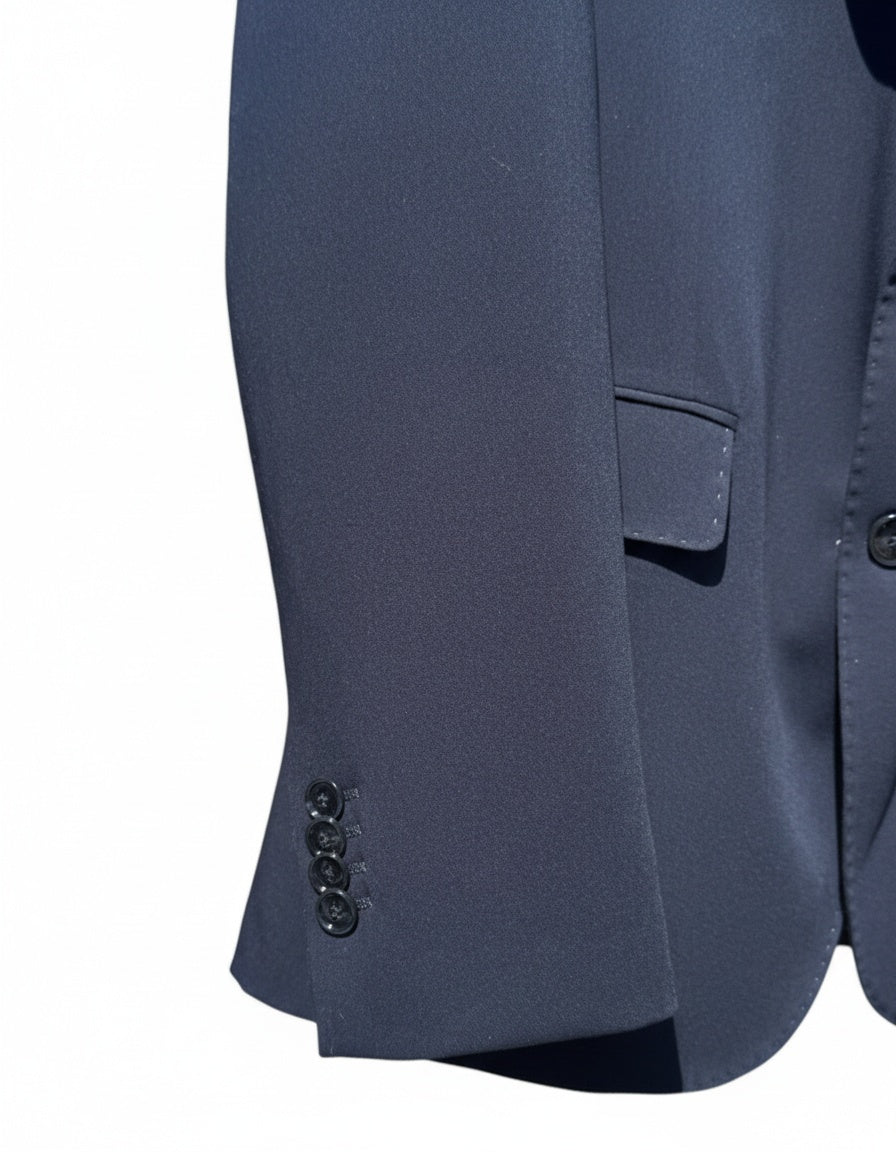 Dettaglio manica giacca Abito Uomo Kobe elegante, con quattro bottoni e finitura invernale, perfetta per look formali e professionali.