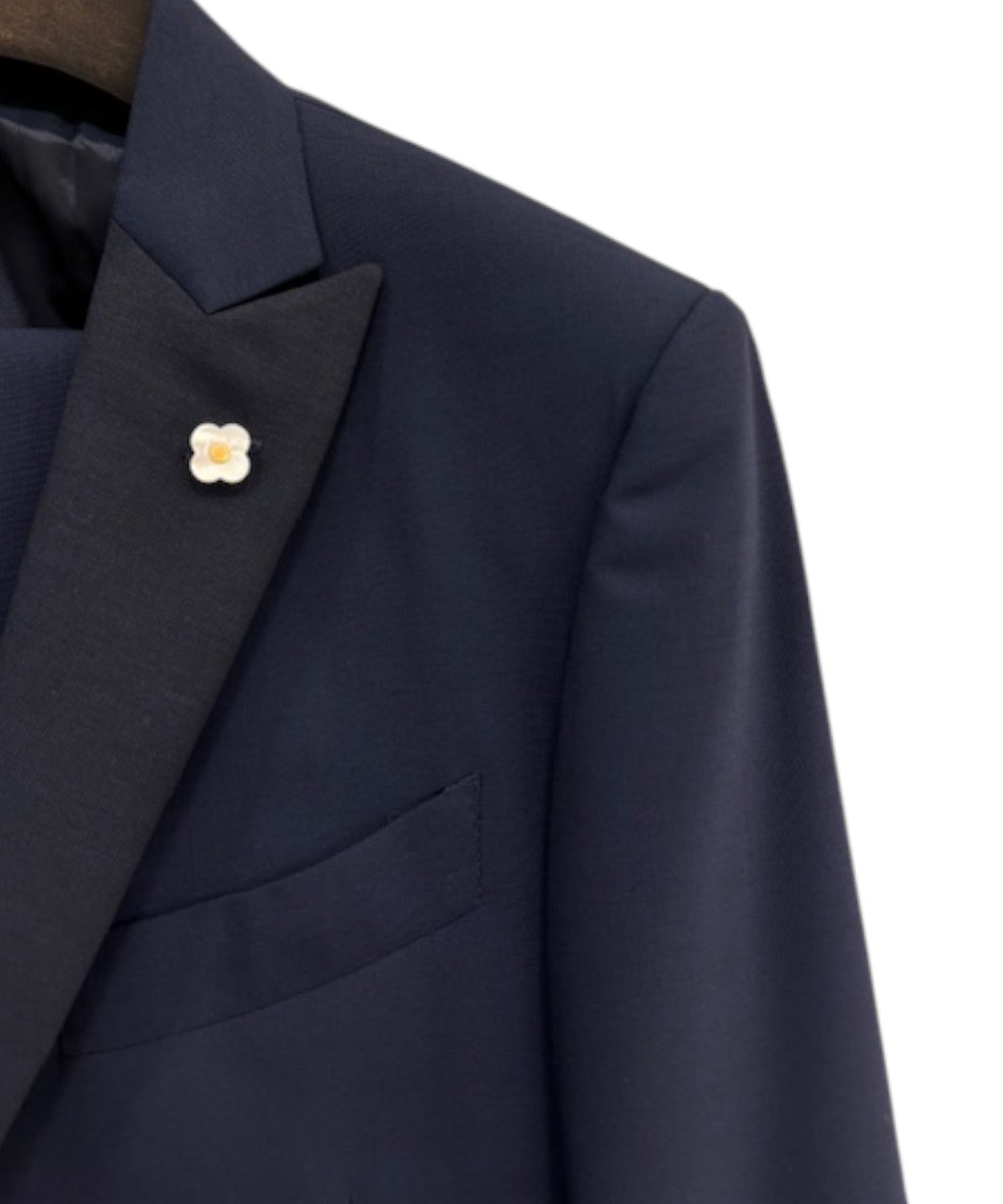 Abito Lardini uomo con rever in raso e tasche a filetto