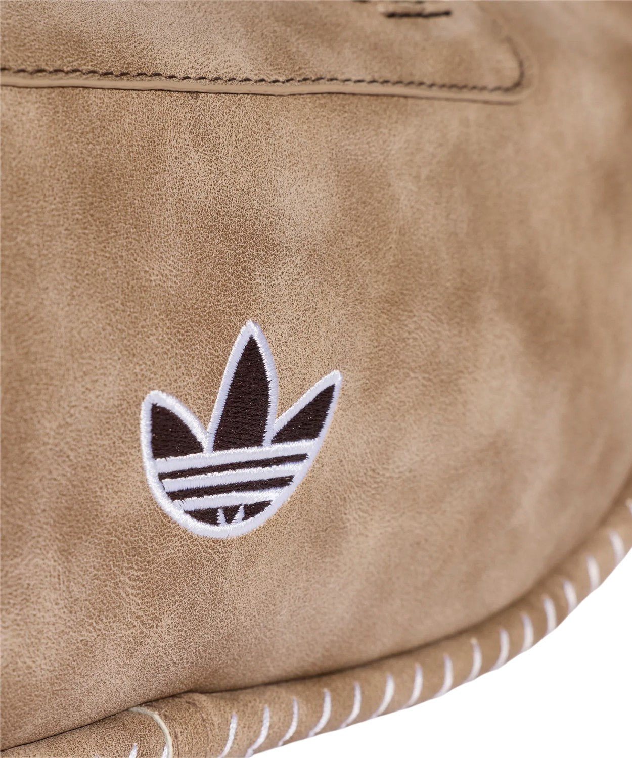 Sac de bowling allongé adidas beige avec logo Trefoil