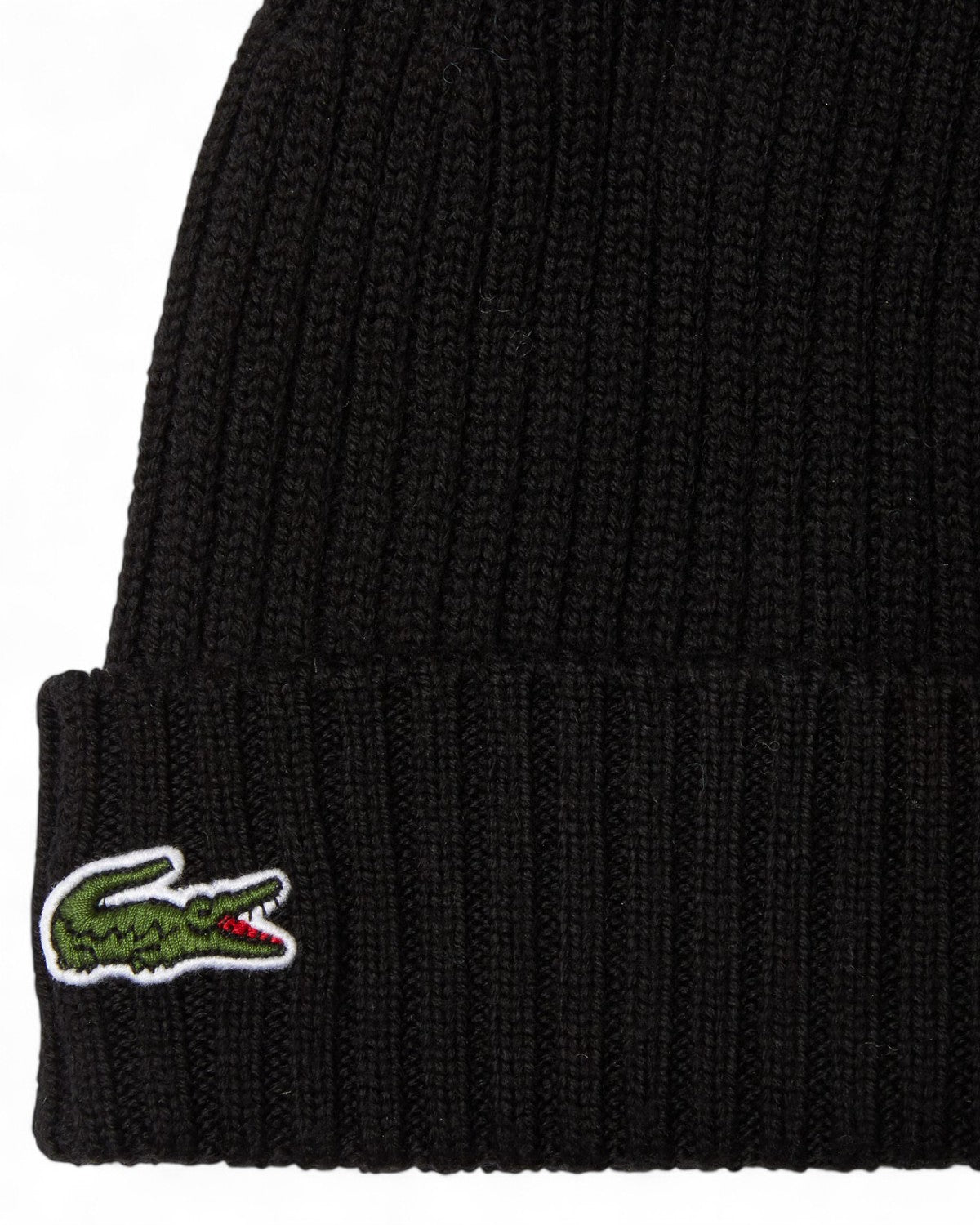 Dettaglio del berretto lana spazzolata Lacoste con logo ricamato sul bordo, perfetto per completare outfit invernali con stile e comfort.