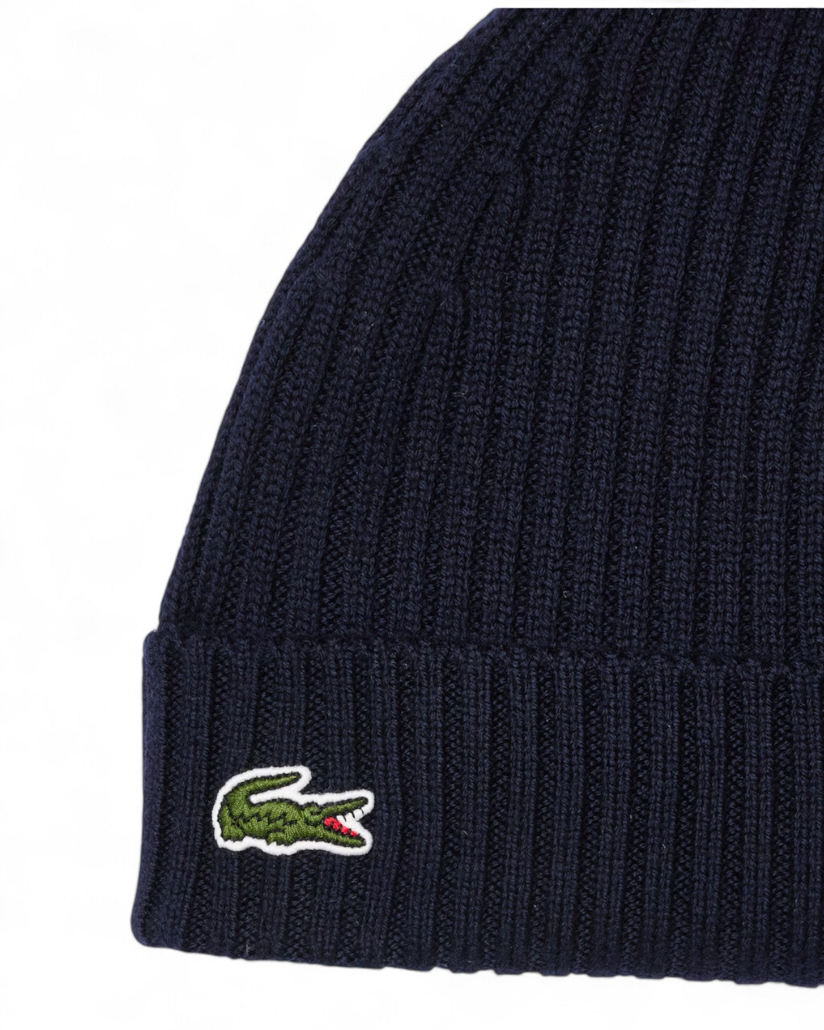 Dettaglio del Berretto in Lana Spazzolata Lacoste con logo ricamato sul risvolto, ideale per look invernali casual e sportivi.