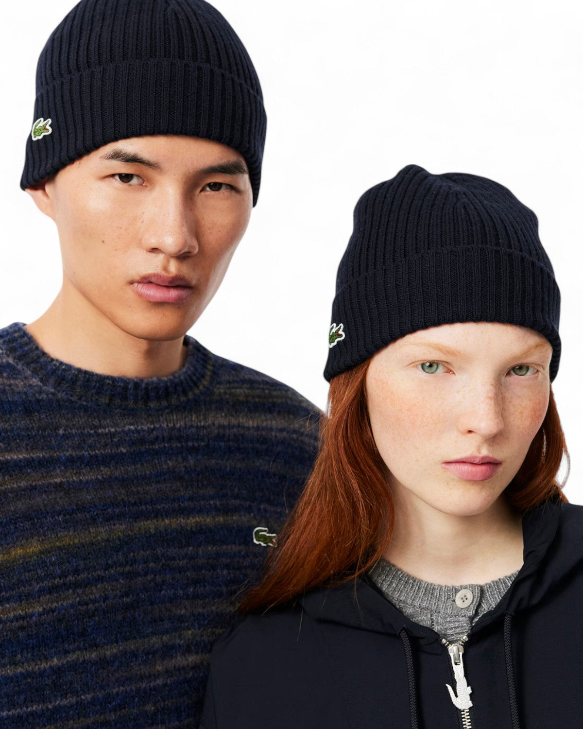 Coppia indossa il Berretto Lana Spazzolata con Logo Ricamato Lacoste, accessorio invernale perfetto per uomo e donna, stile versatile.
