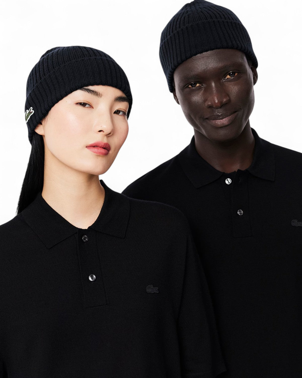 Modelli con Berretto in Lana Spazzolata Lacoste blu navy, design minimal con logo ricamato, ideale per outfit invernali eleganti e casual.
