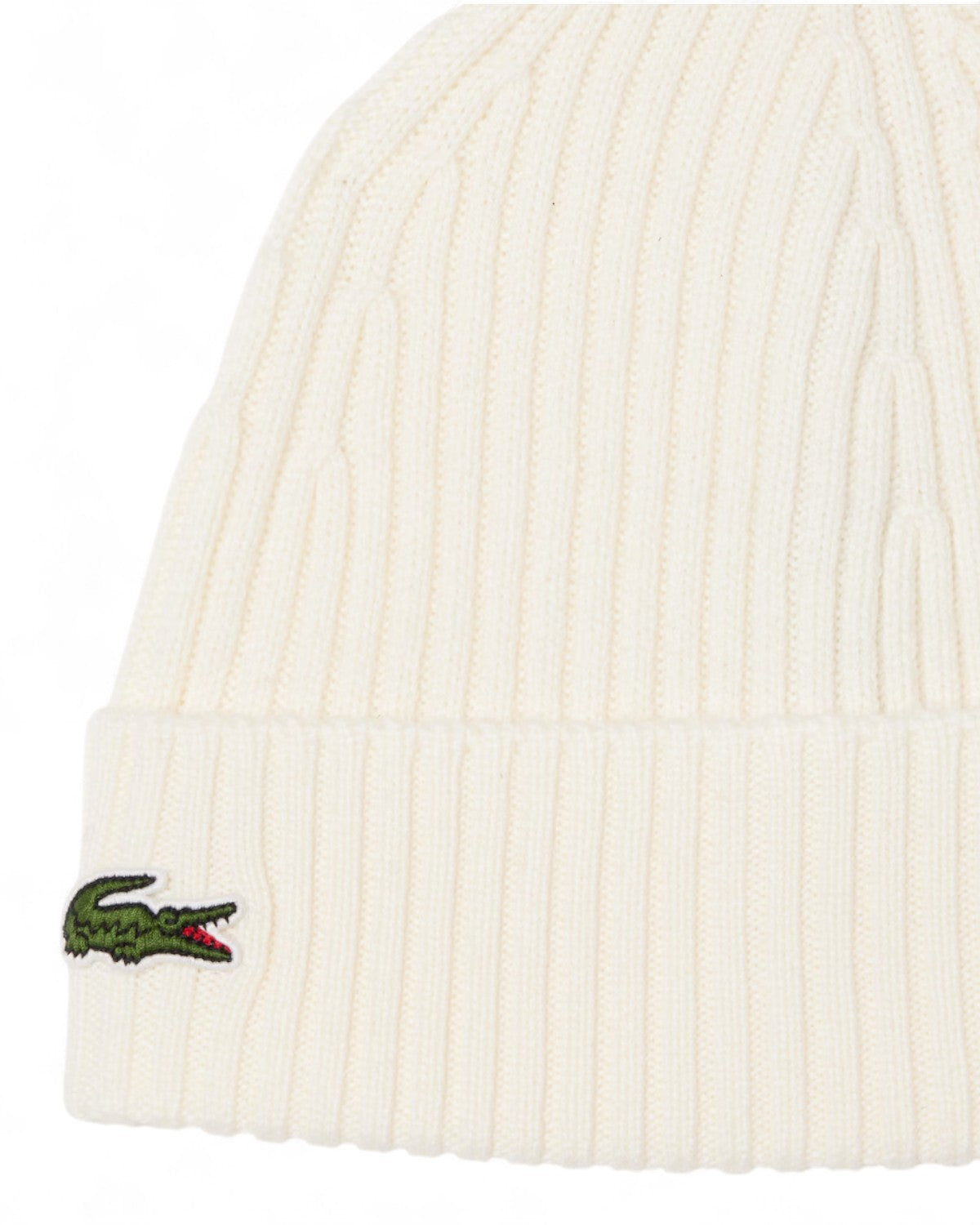 Dettaglio del berretto in lana spazzolata Lacoste con logo coccodrillo ricamato sul risvolto, texture a coste verticali.
