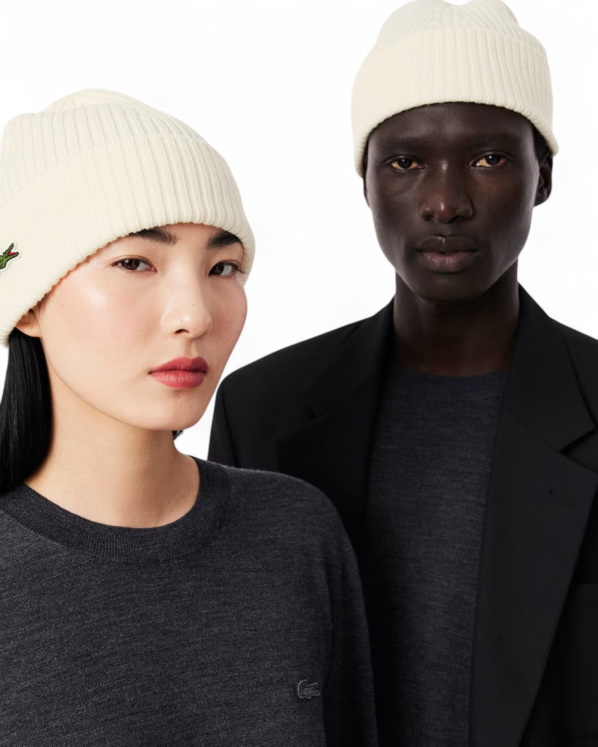 Modelli con berretto Lacoste in lana spazzolata bianca, logo ricamato visibile, perfetto per look invernali unisex.