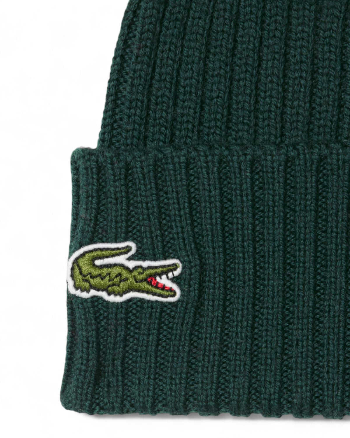 Dettaglio del logo ricamato Lacoste su berretto in lana spazzolata verde scuro. Cappello invernale elegante e confortevole per uomo e donna.
