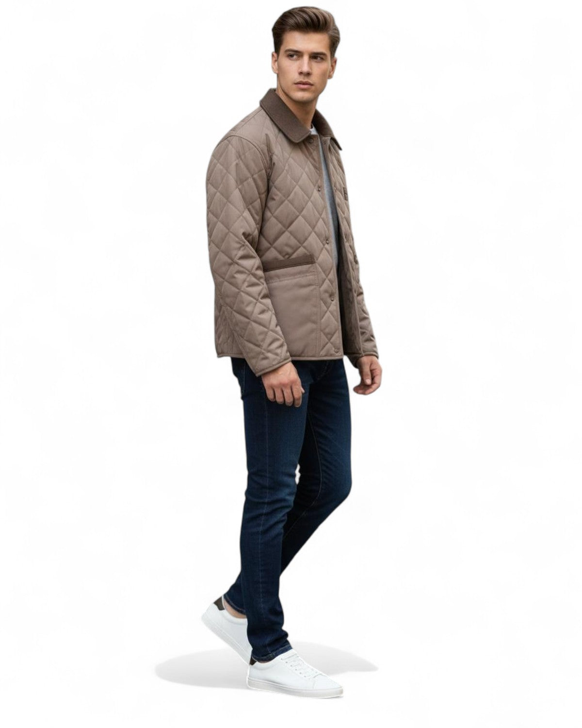 Modello indossa blouson in nylon matelassé con collo in flanella e logo, abbinato a jeans slim e sneakers bianche. Look invernale casual e raffinato.