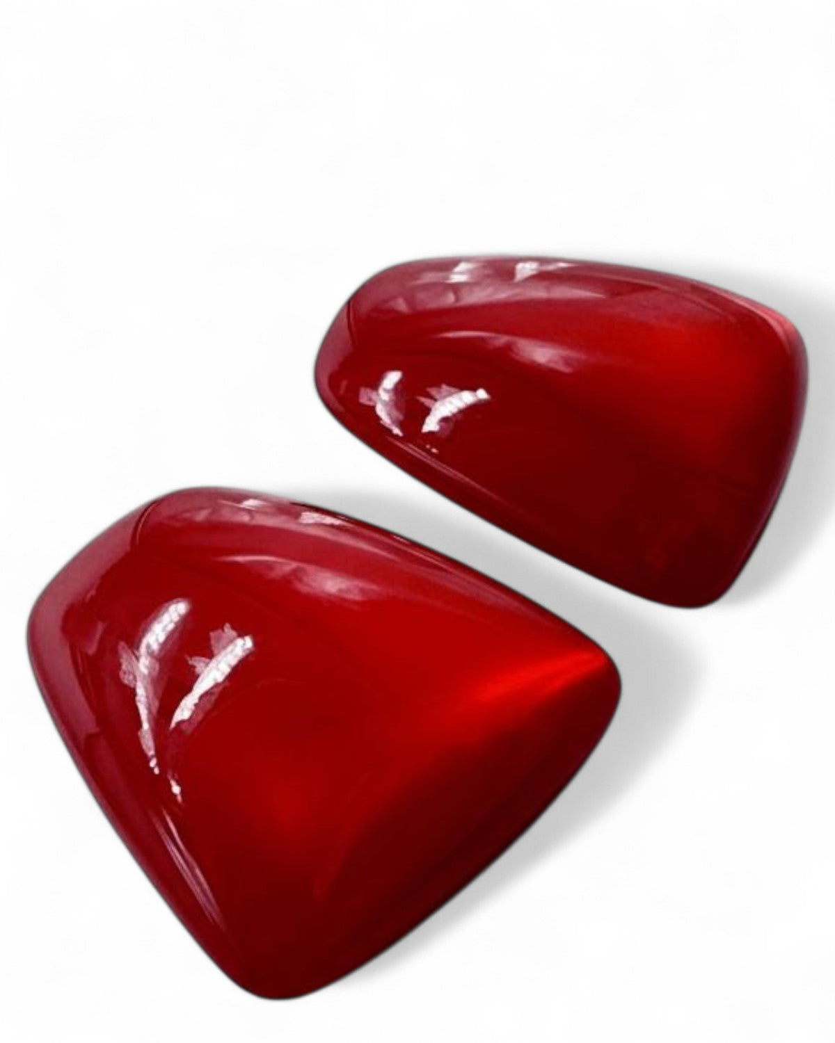 Dettaglio laterale degli orecchini a trapezio in resina rossa, forma geometrica e finitura lucida per uno stile sofisticato e contemporaneo.