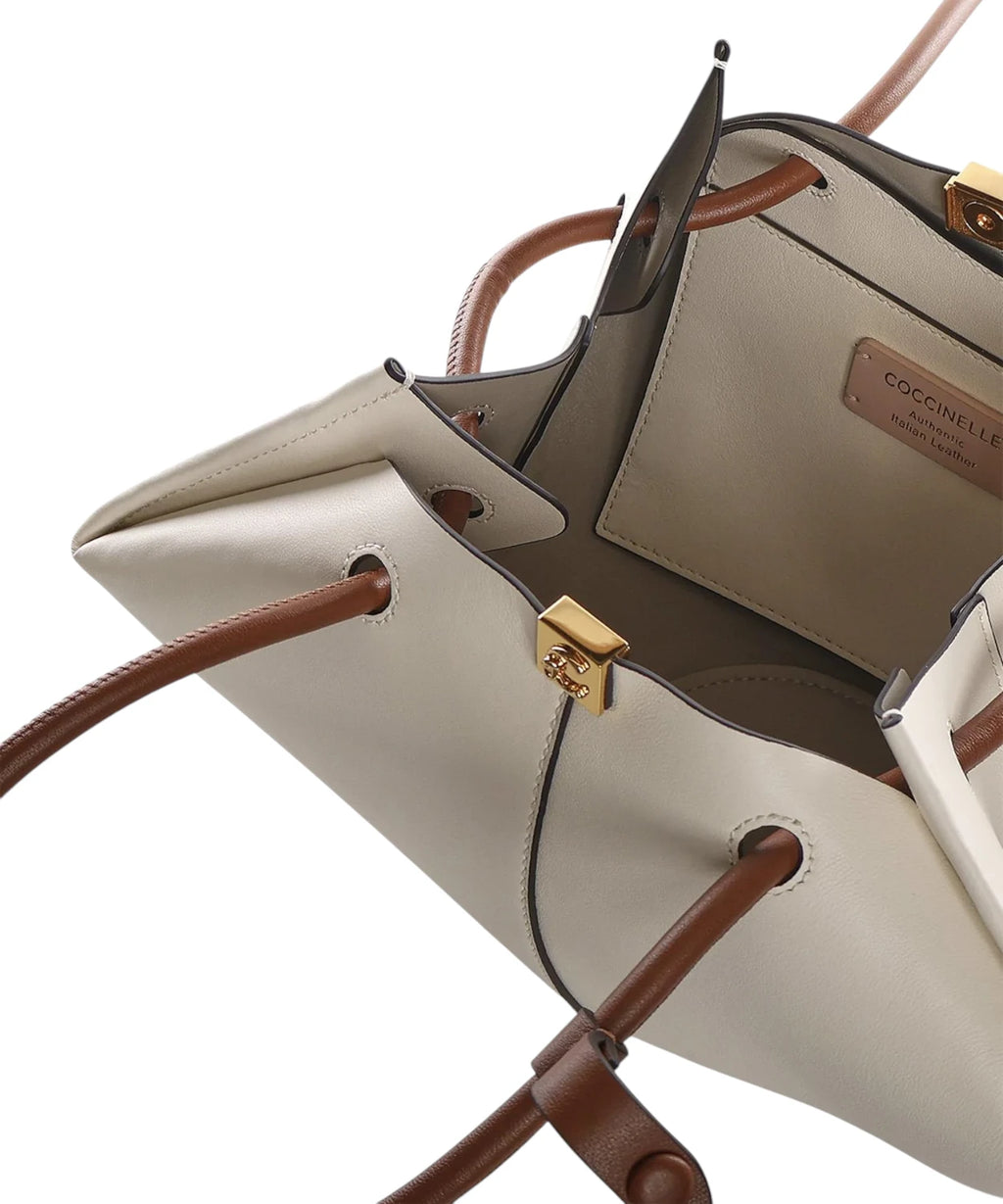 Sac Coccinelle Kamy en cuir avec fermeture magnétique