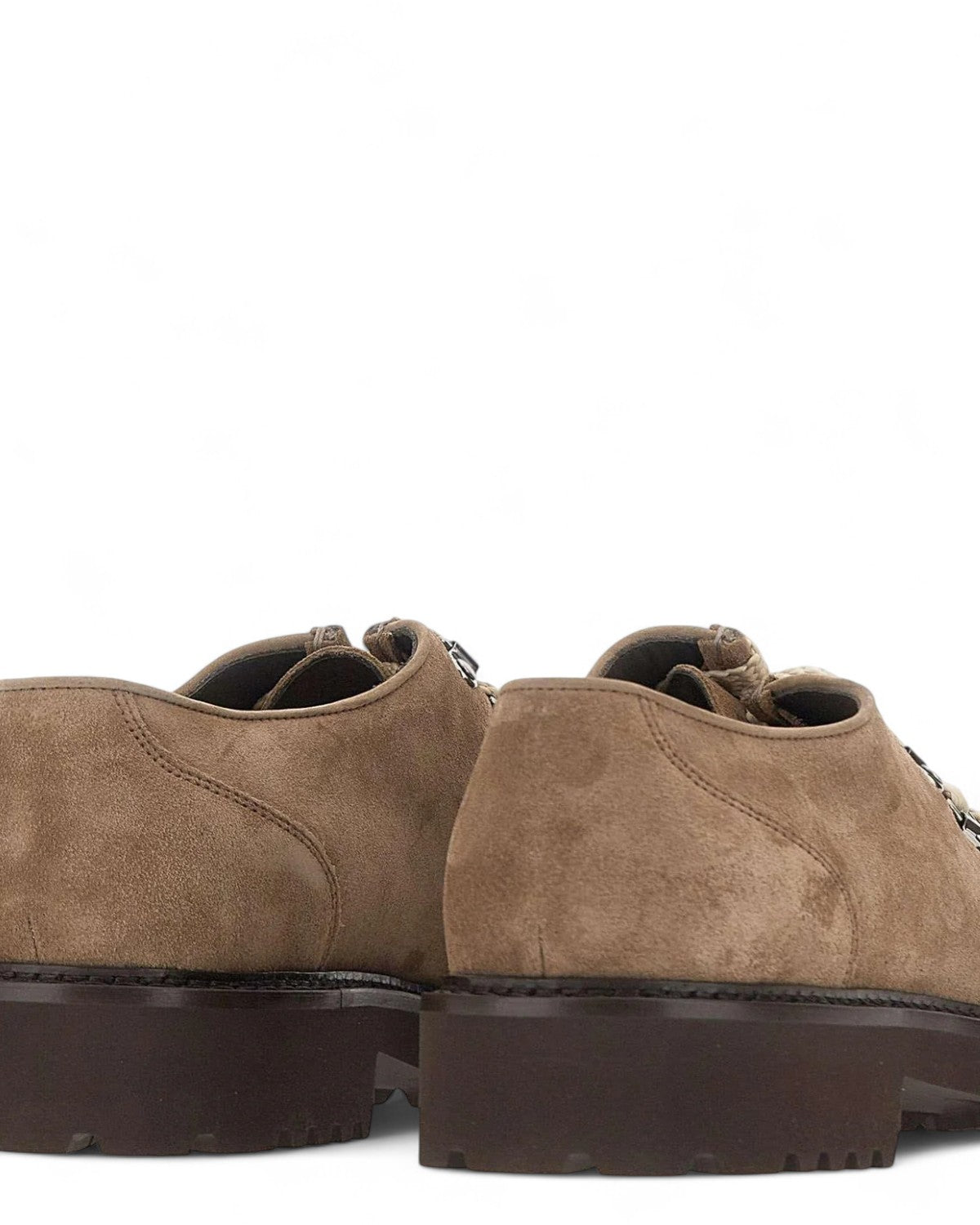 Dettaglio posteriore delle stringate in camoscio visone Doucal’s con suola carrarmato e finiture artigianali Made in Italy.