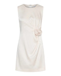 Robe CARENA courte sans manches en satin avec fleur appliquée et drapé