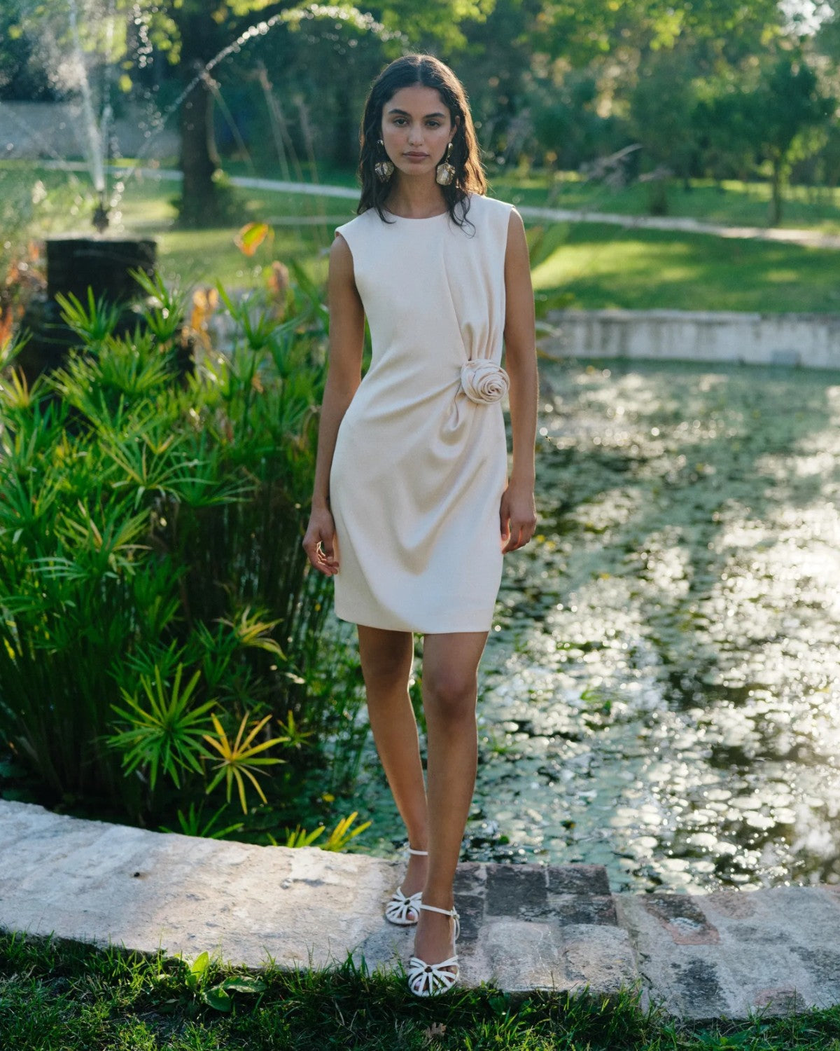 Robe CARENA courte sans manches en satin avec fleur appliquée et drapé