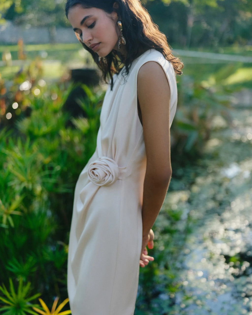 Robe CARENA courte sans manches en satin avec fleur appliquée et drapé