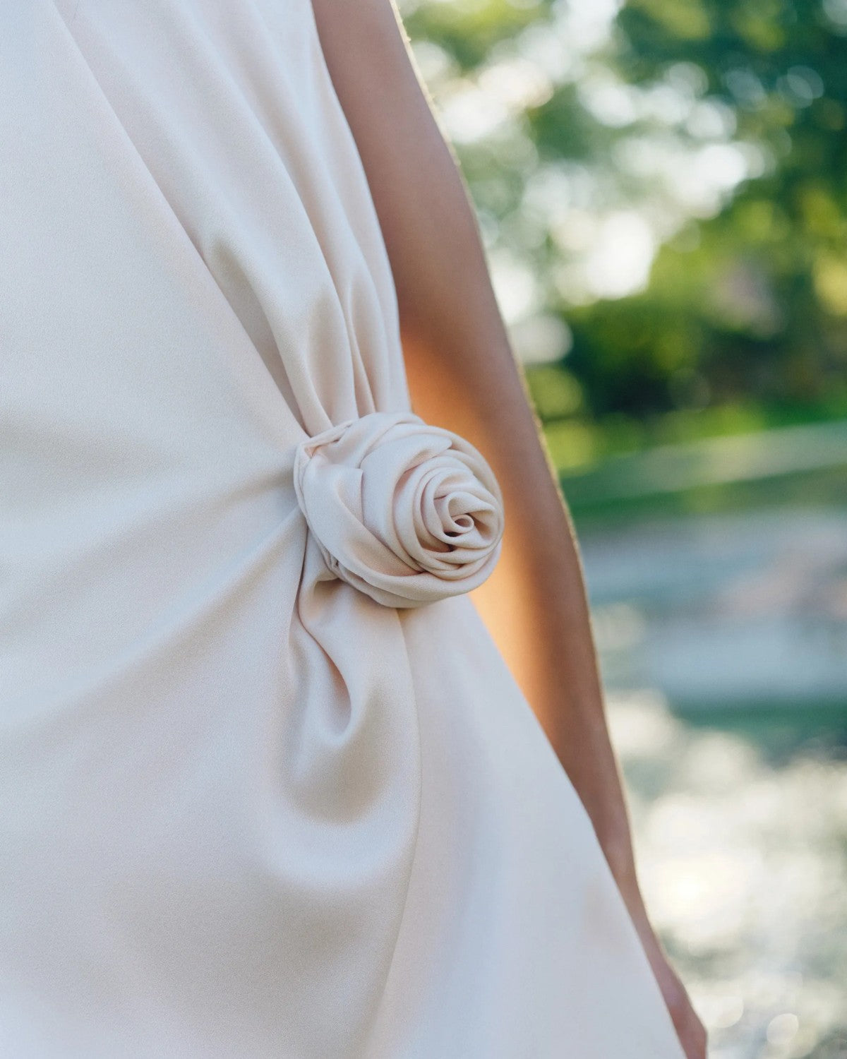 Robe CARENA courte sans manches en satin avec fleur appliquée et drapé