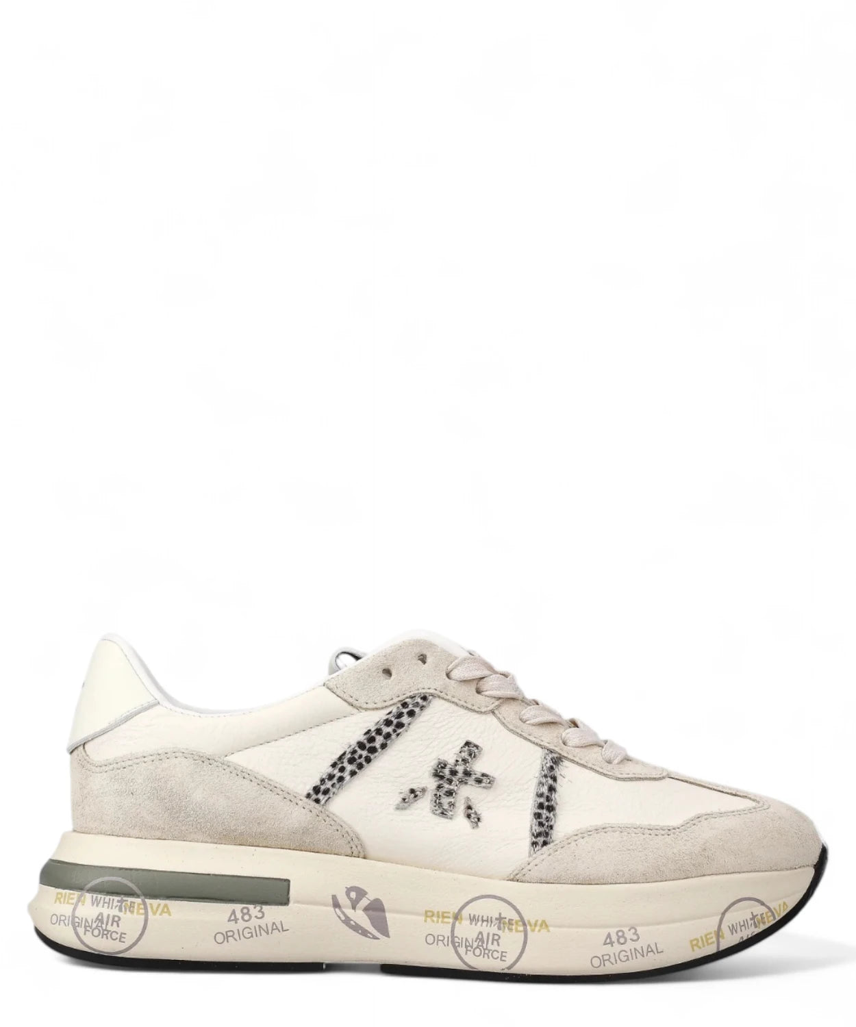 Sneakers Cassie 7682 Beige Premiata in pelle scamosciata e tessuto tecnico, vista laterale con logo a contrasto. Design casual per donna FW26.