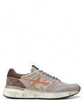 Sneakers uomo Premiata Mick 7715 in taupe con tomaia in pelle e suede, logo laterale arancione e suola con dettagli grafici.